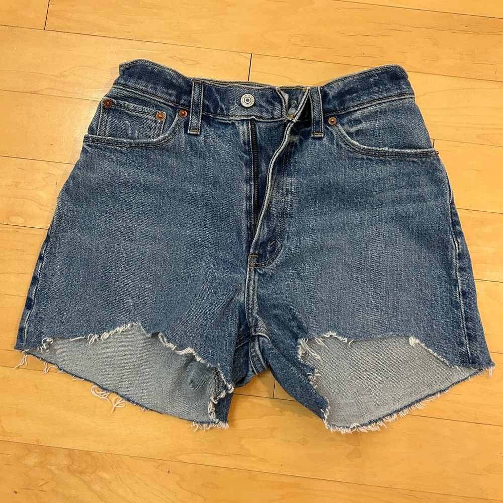 Abercrombie 4” Mom Short in Size 25